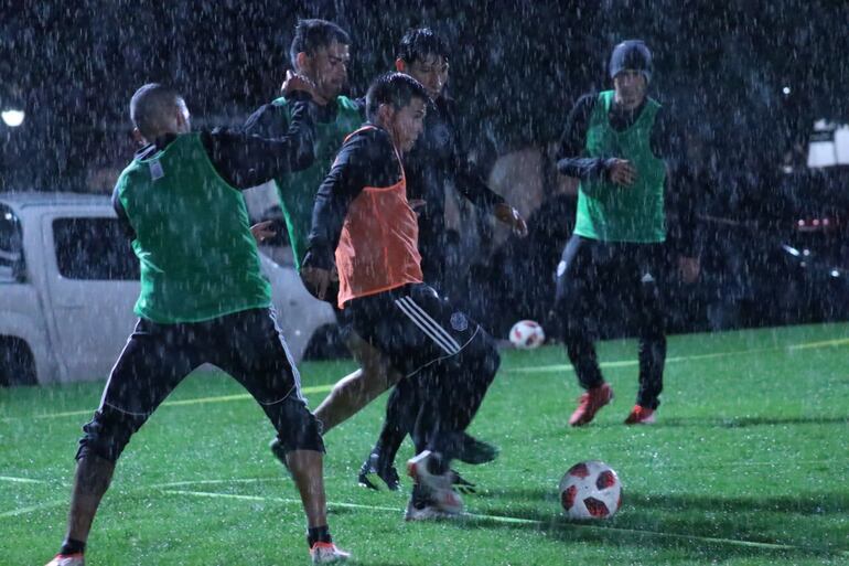 Olimpia y Cerro Porteño entrenaron bajo la lluvia el jueves por la noche.