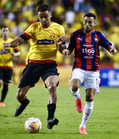 Federico Carrizo disputa la pelota con el volante del Barcelona ecuatoriano, Gabriel Marques, en el partido de anoche disputado en Guayaquil.