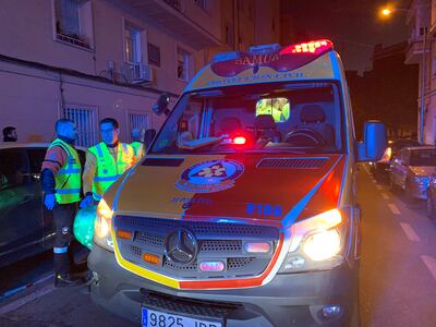 Ambulancia que asistió a la mujer anoche en Madrid.
