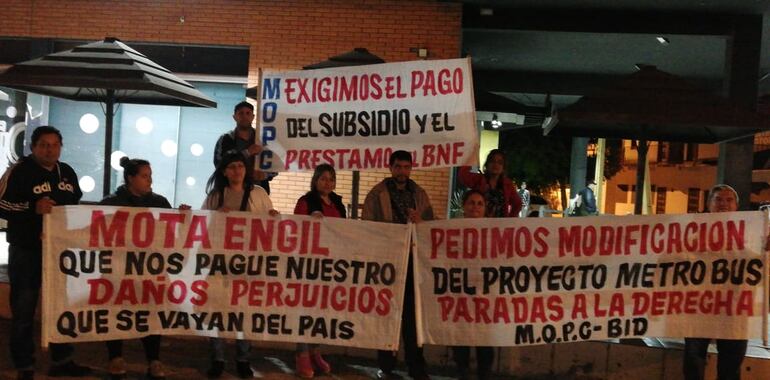 Frentistas del ex metrobus exigen atención del Gobierno.