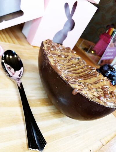 Huevos de Pascua rellenos de torta de avena y cacao.