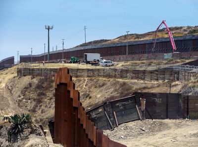 Vista del muro fronterizo construido en Tijuana, México.