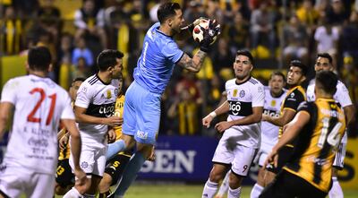 Jorge Bava sale con seguridad a atrapar el balón, ante la presencia de Néstor Camacho, autor del tanto de la paridad, Brian Montenegro, entre otros, en momentos de asedio franjeado.