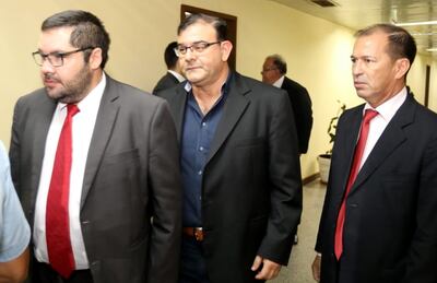 El acusado diputado Tomás Rivas (c) ingresa al Poder Judicial.