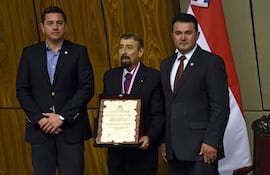 el-dr-juan-carlos-caceres-montorfano-exhibe-la-distincion-recibida-por-la-camara-de-diputados-fue-ayer-a-la-tarde--220447000000-1630797.jpg