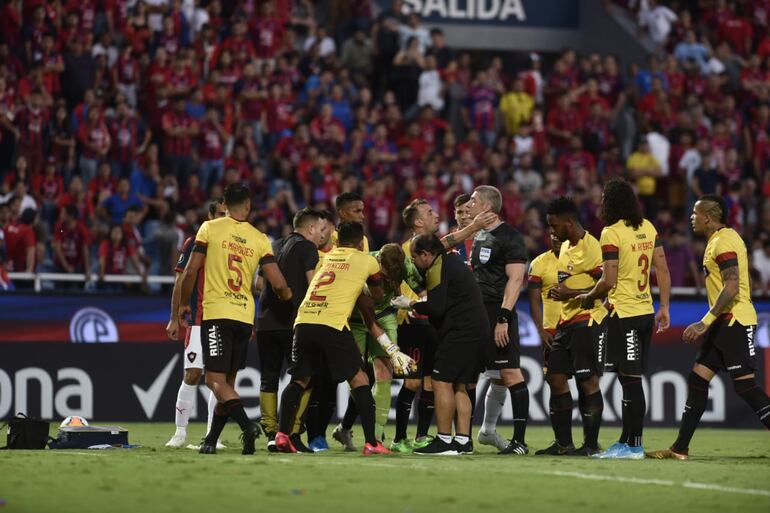 Burrai ya de pie mientras sus compañeros reclamaban roja para el jugador de Cerro, que terminó viendo la amarilla.