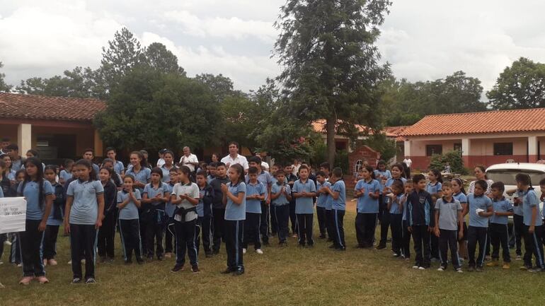 Alumnos y docentes de la escuela y colegio Feliciana Almada de Acostase manifiestan para exigir aulas.