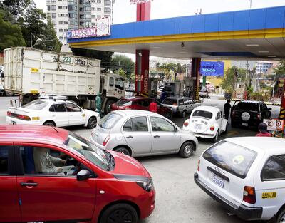 Ciudadanos se abastecen de combustible, en La Paz, donde poco a poco se van restableciendo los suministros de combustibles y mercaderías, que no podían llegar por los bloques de los radicales.