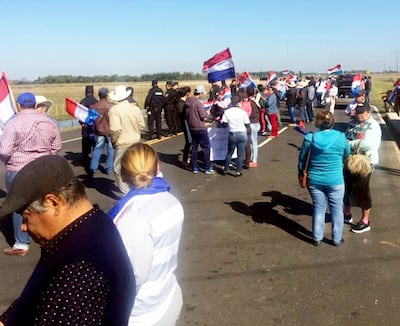 Ciudadanos de Guazú Cua, Ñeembucú, cierran la Ruta 4 para exigir a Diputados la intervención de la Municipalidad.