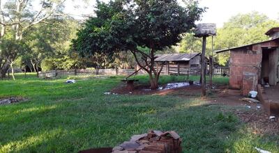 Los tres cuerpos quedaron esparcidos   en los alrededores del casco central de la granja.