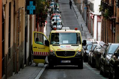 Una ambulancia llega a un domicilio en Madrid.