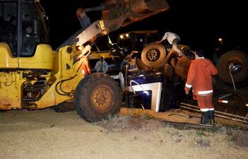 bomberos-usan-una-grua-concedida-por-la-municipalidad-de-capiibary-para-levantar-el-camion-y-socorrer-al-chofer--233411000000-1467842.jpg