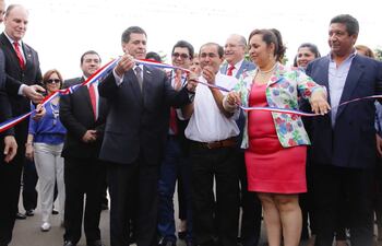 james-spalding-con-horacio-cartes-en-la-inauguracion-de-obras-en-ypane-la-semana-pasada--212409000000-1397485.jpg