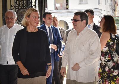 La diplomática europea Federica Mogherini conversa con el canciller cubano Bruno Rodríguez, en LaHabana.