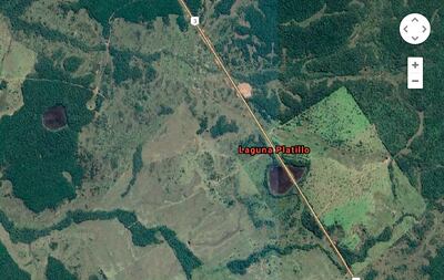 La vista aérea de la laguna Patillo, que fue dividida en dos pedazos por un camino cuyo asfaltado concluyó el año pasado.