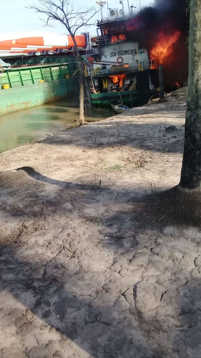 El remolcador en llamas, este viernes.