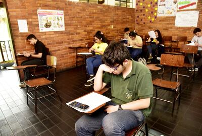 Algunos de los 88 estudiantes de varias instituciones educativas que compitieron en la dura finalísima de Física.