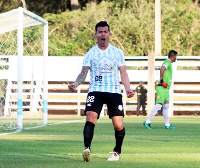 El festejo del goleador del torneo,  José Verdún, en uno de los goles en el triunfo de Guaireña frente a General Caballero JLM.