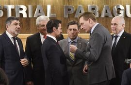 el-presidente-de-mexico-enrique-pena-nieto-conversa-con-la-directiva-de-la-uip-eduardo-felippo-christian-cieplik-luis-fleytas-luis-tavella-entr-225229000000-1670877.jpg