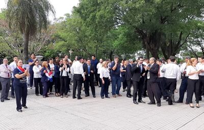 Funcionarios del Poder Judicial se concentraron ayer en la explanada del Palacio de Justicia de Asunción, en el primer día del cese de actividades escalonado.