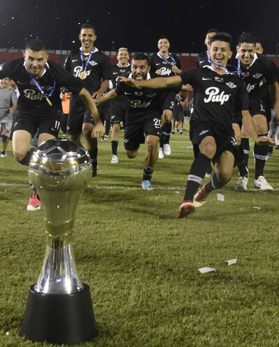 El festejo gumarelo, junto al trofeo de la segunda edición de la Copa Paraguay, que desde anoche ocupa un lugar en la vitrina de Tuyucuá.