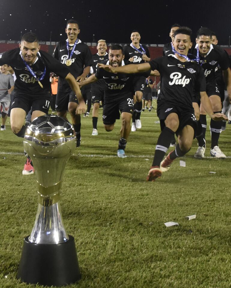 El festejo gumarelo, junto al trofeo de la segunda edición de la Copa Paraguay, que desde anoche ocupa un lugar en la vitrina de Tuyucuá.