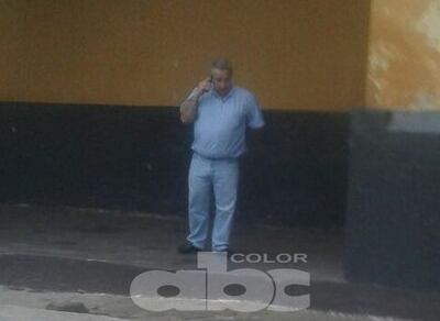 Óscar González Daher usando, de forma ilegal, un teléfono en la Agrupación Especializada.