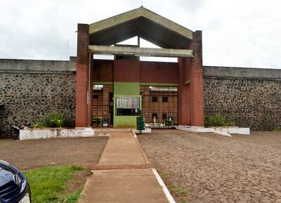 Acceso principal al Centro de Rehabilitación Social (Cereso) de Encarnación, donde ayer se registró un altercado con saldo fatal.