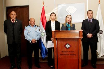 Las fiscalas Irma Llano y Silvana Otazú, junto con otros intervinientes, durante la conferencia de prensa de ayer.