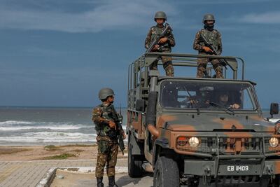 Soldados de las Fuerzas Armadas patrullan el pasado martes las calles cercanas a varias playas debido a la huelga policial que continúa en Fortaleza (Brasil).