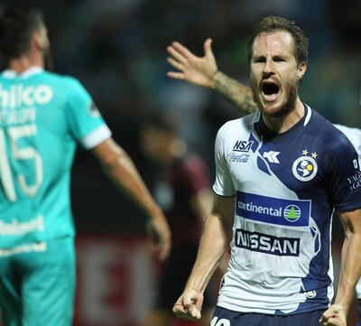 Hernán Novick celebra tras anotar desde el punto penal el único gol de la lluviosa noche en Goiânia. El tanto del uruguayo le permitió a Sol de América clasificar a la siguiente fase de la Copa Sudamericana, dejando detrás al Goiás brasileño.