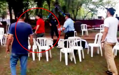 Foto del video donde se ve al edil colorado Celso “Kelembu” Miranda cuando derribaba sillas y mesas de la reunión, tras ingresar al Parque Chino de Ciudad del Este.