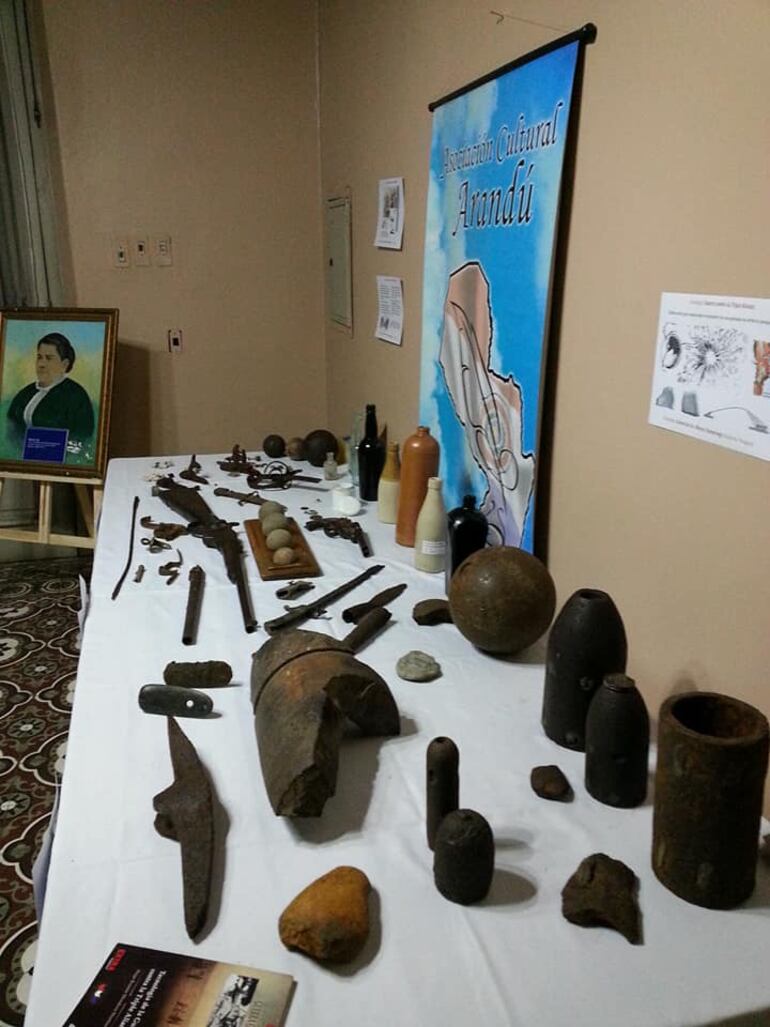 Balas de cañón, espadas, fusiles, bayonetas y otras antiguedades están a la vista del público.