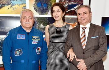 el-cosmonauta-de-la-federacion-de-rusia-fiodor-yurchajin-natalya-tavdumadze-y-el-embajador-de-rusia-nikolai-tavdumadze--195213000000-1818829.jpg