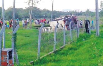 el-omnibus-cayo-sobre-un-charco-tras-salir-de-la-ruta-que-une-pirayu-y-caacupe-fue-al-atardecer-de-ayer--04208000000-1534981.jpg