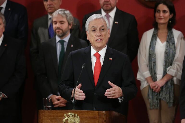 El presidente de Chile, Sebastián Piñera, da un discurso durante el cambio de gabinete, hoy en el palacio de La Moneda, en Santiago (Chile).