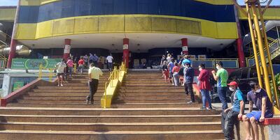 Esta larga fila corresponde a la que hicieron muchas personas ayer en el supermercado Luisito, para poder usar el subsidio.