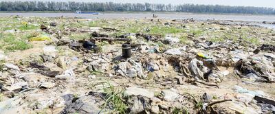 Metales, bolsas, isopor, vidrios y todo tipo de plásticos se pueden ver tras la bajante del río Paraguay. Se suman restos de electrodomésticos, antenas y otros escombros que contaminan la zona y el cauce.