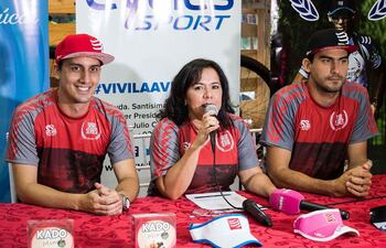 dgar-sanchez-i-maria-fernanda-nunez-y-carlos-barrail-durante-la-presentacion-del-compressport-trail-series--215048000000-1651789.jpg