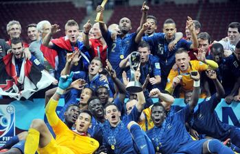 celebracion-los-juveniles-franceses-celebran-con-el-trofeo-de-campeon-en-estambul-afp-212942000000-575778.jpg