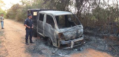 Restos del camión, que quedó consumido por las llamas.