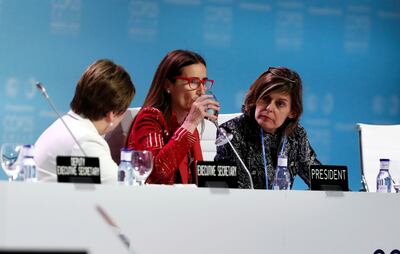 La ministra de Medio Ambiente de Chile y presidenta de la COP25, Carolina Schmidt (c), durante la reunión de la Cumbre del Clima de Madrid (COP25) celebrada este domingo en Madrid.