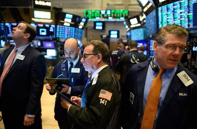 Agentes de la bolsa trabajan al inicio de las activida en la Bolsa de Valores de Nueva York.