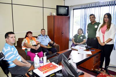 La fiscala Laura Ávalos (der.); el presidente del Consejo de Seguridad, César Luna, y el jefe de la comisaría, Alberto Battaglia, en reunión con los vecinos.