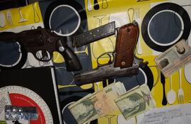 la-policia-confisco-del-poder-de-los-maleantes-capturados-el-dinero-robado-en-el-asalto-y-las-armas-de-fuego-que-portaban--00505000000-1842629.jpg
