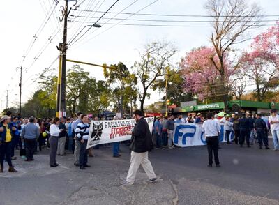 Una de las  manifestaciones con cierre de ruta realizada por docentes y alumnos de la UNA exigiendo la nivelación salarial.