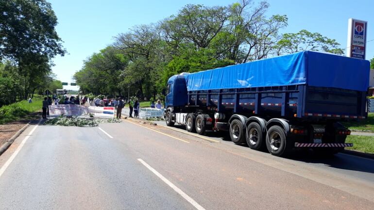 El cierre se realiza de manera intermitente y genera fila de vehículos varados.