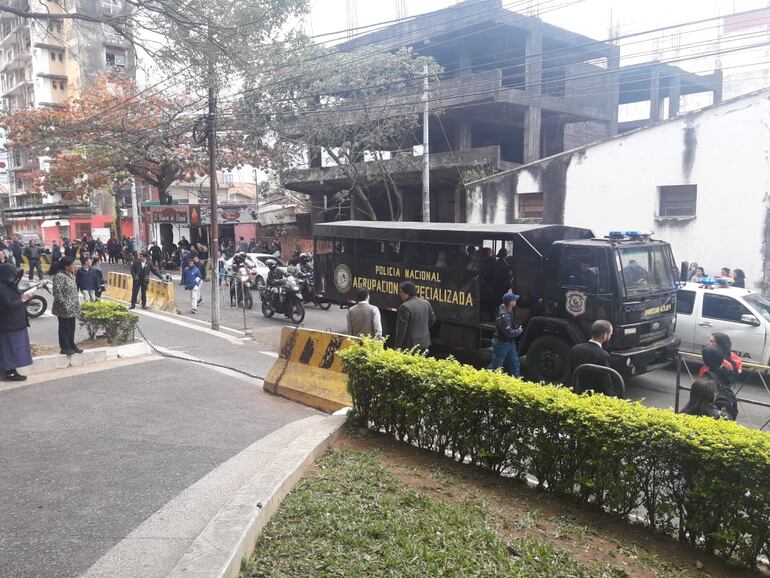 Un vehículo de la Policía Nacional realizó el traslado de los hinchas imputados bajo un fuerte dispositivo de seguridad.