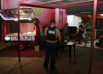 Agentes de la Senad allanan la lomitería usada como foco de distribución de cocaína.