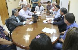 el-titular-de-la-comision-permanente-ariel-oviedo-anr-disidente-reunido-con-legisladores-opositores-y-autoridades-del-sindicato-de-la-ande--225412000000-1538468.jpg